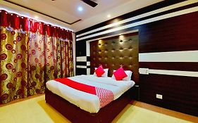 Oyo 26909 Hotel Paras